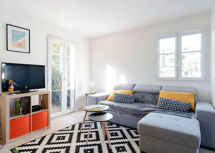 Apartman T2 En Rez-de-jardin Avec Piscine, Garage Et Wifi A Narbonne-plage - Fr-1-409-208 *